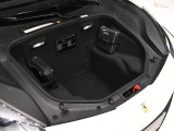 ラゲッジスペースは深さがあり、中型トロリーバッグなどを積むことが可能でございます。