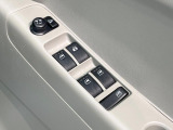 【電動格納ミラー】サイドミラーは電動格納式となっており、狭い駐車場でもキズがつくリスクを抑えられます。
