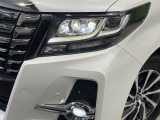 【LEDヘッドライト】悪天候や夜間走行時も良好な視界を確保し安心して運転できる高輝度LEDヘッドライトを装備!点灯速度が早く、消費電力も抑えられています。