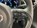 前方の車との車間を設定し、スピードを上げたり緩めたりを自動で行ってくれる追尾式の「レーダークルーズ」。上級装備の一つです!高級車にしかつかない嬉しい機能です。