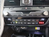 運転・助手席で独立した温度設定のできる、オートエアーコンディショナー。花粉除去機能、ナノイオン発生機能を装備し、室内を快適な環境に保ちます。