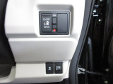 片側電動スライドドア。荷物で手が塞がる時など簡単にドアの開閉が出来ます。視認性もよく操作しやすいインパネ回りのスイッチ類です。