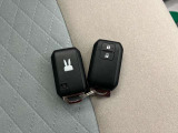 付いてて便利!とても人気の高い装備のスマートキーシステム。キーを携帯しているだけで、ドアロックの開閉並びにエンジンの始動が可能な装備です。