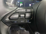 ステアリングには運転中でも簡単に操作できる各種スイッチついてます