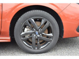 純正のアルミホイールは高い剛性を持ち、スバル車の走行安定性に貢献します。