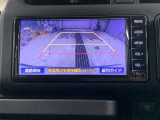 ディスプレイに後方の視界を表示し、車庫入れをサポート「距離目安線」「車幅延長線」およびステアリング操作に連動する「予想進路線」を画面に表示します。※必ず車両周辺の安全を直接確認してください。