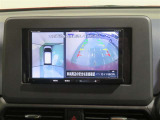 パノラミックビューモニター搭載。カメラで車両周囲の状況を映し出すため、狭い場所での駐車などに役立ちます。