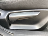 運転席にはドライバーの体型や好みに応じて前後方向だけでなく、高さの調整ができるシートリフターを装備!