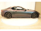 フロントからリアまで曲線と直線を綺麗に融合しマセラティらしさを際立たせます。