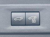 【パワーバックドア】スマートキーや運転席のボタンを押すだけでリアゲートが自動で開閉します!荷物を持っている時や、高い位置にあるバックドアを閉める際に便利な機能です♪