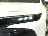 【LEDヘッドライト】悪天候や夜間走行時も良好な視界を確保し安心して運転できる高輝度LEDヘッドライトを装備!点灯速度が早く、消費電力も抑えられています。