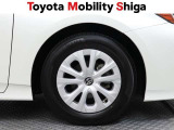 シンプルなデザインの純正アルミホイールです。落ち着いたデザインですので車体と一体感があります。