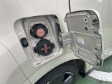 充電ポートは右後ろに装備。上は普通充電、下は急速充電ポートです。