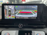 アラウンドビューモニターです。4つのカメラからの映像を合成・処理することで空から見下ろすような視点で周囲を確認でき、駐車時のクルマの位置確認がスムーズになります。