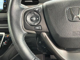 ステアリングにオーディオ操作スイッチが付いています。オーディオ画面に直接タッチしなくても操作が出来ますので、運転に集中できます。