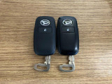 【スマートキー】 スマートキーを携帯していれば、ドアハンドルのボタンを押すだけでロックの解除ができます。