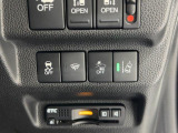 両側電動スライドドア。荷物で手が塞がる時など簡単にドアの開閉が出来ます。何より力いらずで開閉OK。女性やお年寄りにも優しい。電動機能はOFFにもできますから元気なお子様の駆け出しも安心。
