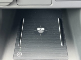 置くだけで、充電できる!ワイヤレス充電対応のスマートフォンを置くだけで充電が可能。ケーブルをつなぐ煩わしさがありません。