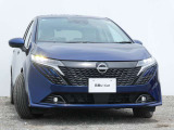 アダプティブLEDヘッドライト。フロントカメラで前方の状況を検知し対向車や先行車に眩しい思いをさせることなく必要なところだけを遠くまで照射します。