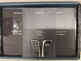 スマートキーは鍵をバッグに入れたままでもドアロックの開閉やエンジンのON・OFFができます。夜間や雨の日も鍵を探さなくて良いので便利です。