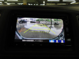 バックカメラの画像です。ガイドラインがスムースな車庫入れをサポートいたします。車庫入れの安心感がアップしますね。