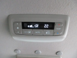 エアコンはリア席からも操作可能です。