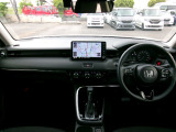 大きなフロントガラスで広々とした視界の運転席まわりです。