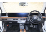 操作性に優れた運転席となります!小物入れや各ボタンの配置にこだわり、使いやすいです!座り心地もよく視認性も良好なのでロングドライブもお任せ下さい!