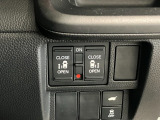 【リア両側パワースライドドア】リモコンなどで自動開閉。Hondaスマートキーを携帯していれば、軽い力で解錠とドアオープンが行えます。半ドア状態まで閉めると、自動的に全閉する機能付き。