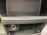 ダッシュボード中央下部には小物入れに電源ソケットも完備。