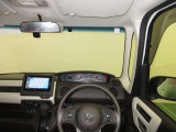 ドライバー目線で、使いやすく安全操作性と良好な視界を実現した運転席です。