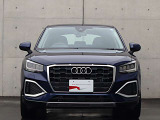 ●一目でAudiとわかる特徴的なシングルフレームグリル・LEDランプ。精悍なフロントマスクからAudiのスマートで上品なブランドを連想させてくれます。女性にも大変ご好評頂いております。