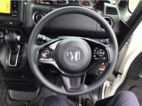 【ハンドル】運転にかかわる様々な操作を安全に行えるように視点移動が少なく、操作性に配慮されたスイッチ類が凝縮されたコックピット。