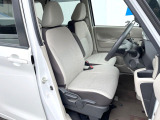 運転席まわりには十分なスペースがあり、大柄な方でもゆったり運転していただける環境です。