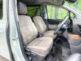 運転席シート廻りは使用感も少なく、良好な状態となっています。前オーナー様が丁寧に使っていたことがよくわかりますね。