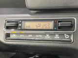 【オートエアコン】一度お好みの温度に設定すれば、車内の温度を検知し風量や温度を自動で調整。暑い&hellip;寒い&hellip;と何度もスイッチ操作をする必要はありません。快適な車内空間には必須の機能ですね♪