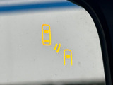 【リヤビークルディティクション】走行中、ドアミラーの死角になりやすい箇所に後続車が接近するとサイドミラー付近に警告を表示、ドライバーに注意喚起と、万一の際はハンドル操作をアシストをします。
