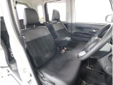 運転席シートは、座り心地を追求した座面構造を採用しています。そのため、近場へのちょっとした移動からロングドライブまで、あらゆるシーンで快適なドライビングをお楽しみいただけます。