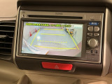 リバースギアに入れるだけで後方の表示へ切り替わります。夜間や雨の日の駐車も楽になりますよ。