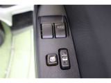 運転席と助手席の窓は運転席から操作できます。今やほぼ当たり前ですが、無いと不便なアイテムですよね。ウインドウロックも装備しています。