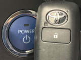 【スマートキー】カバンやポケットに入れたままでもドアの施錠・解錠が可能なスマートキーを装備。エンジンのオン・オフ時もカギを取り出す必要が無いからとっても便利です♪
