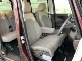 【ベンチシート】運転席と助手席の移動もスムーズ!狭い駐車場での乗り降りや、お子様の乗り降りにも便利です。座席の間にコンソールボックスやドリンクホルダーがないため、車内空間が広く感じます。