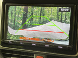 【バックカメラ】駐車時に後方がリアルタイム映像で確認できます。大型商業施設や立体駐車場での駐車時や、夜間のバック時に大活躍!運転スキルに関わらず、今や必須となった装備のひとつです!