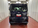 跳ね上げ式バックドアなので、雨天時の荷物の出し入れの際も濡れにくいです。