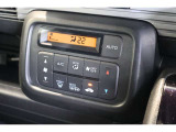 フルオートエアコンが装備されています!お好みの温度設定をするだけでエアコンの風量やモードの切り替えを自動でコントロールしてくれます!ユーザーの操作が少なく燃費走行にもつながります!