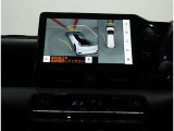 サイドクリアランスビュー表示中に、旋回時の運転操作に合わせて自動で車両を斜め後方から見たような映像を表示。