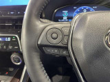 ステアリングスイッチ付きで、運転中に視線を前に向けたまま操作できます。