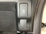 VSA装備車です。VSAはドライバーの操作と車の動きを見守っています。もし車の挙動が乱れたとき、4輪別々にブレーキをかけたり、エンジンパワーをしぼることによって車を安定させます。