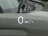 速度情報などを前方視界内で確認できる、日常運転で使いやすい表示装備です。