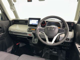 運転席まわりです。 各操作スイッチは使いやすい位置に配置されてます。